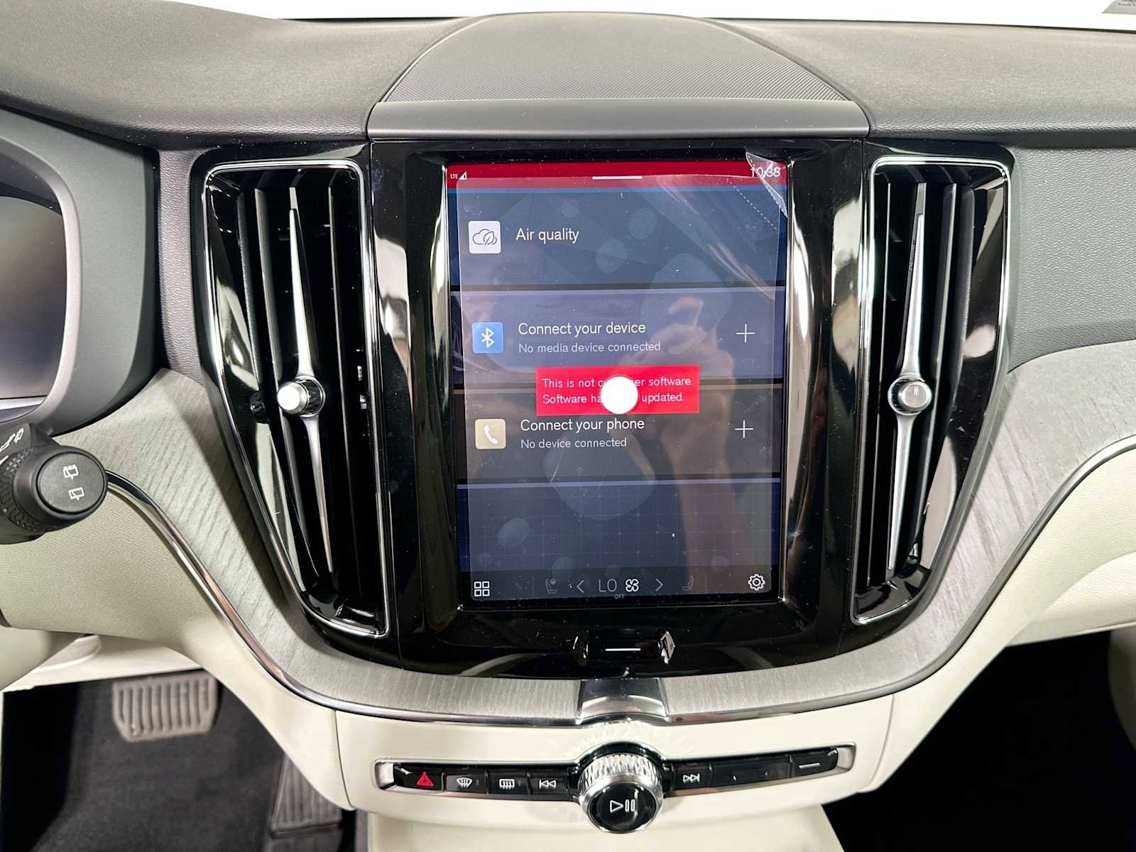 Certified 2025 Volvo XC60 T8 Plus w/ Protection Package Premier image 11