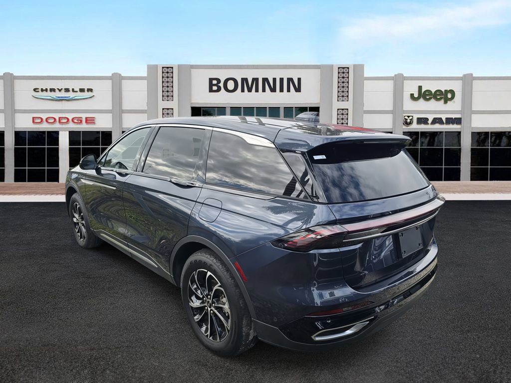 Used 2024 Lincoln Nautilus Premier image 3