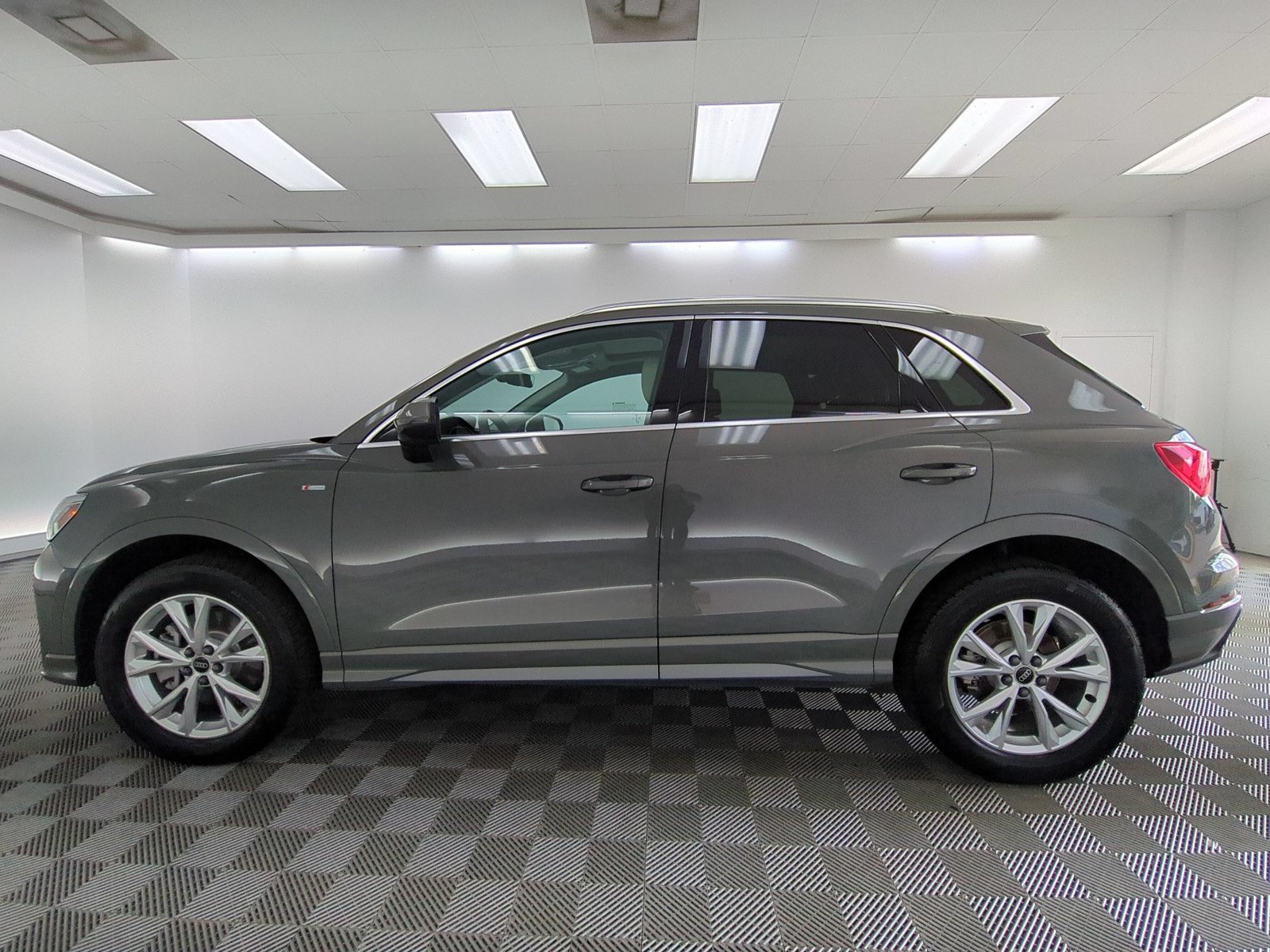Used 2024 Audi Q3 2.0T Premium AWD/4WD image 2