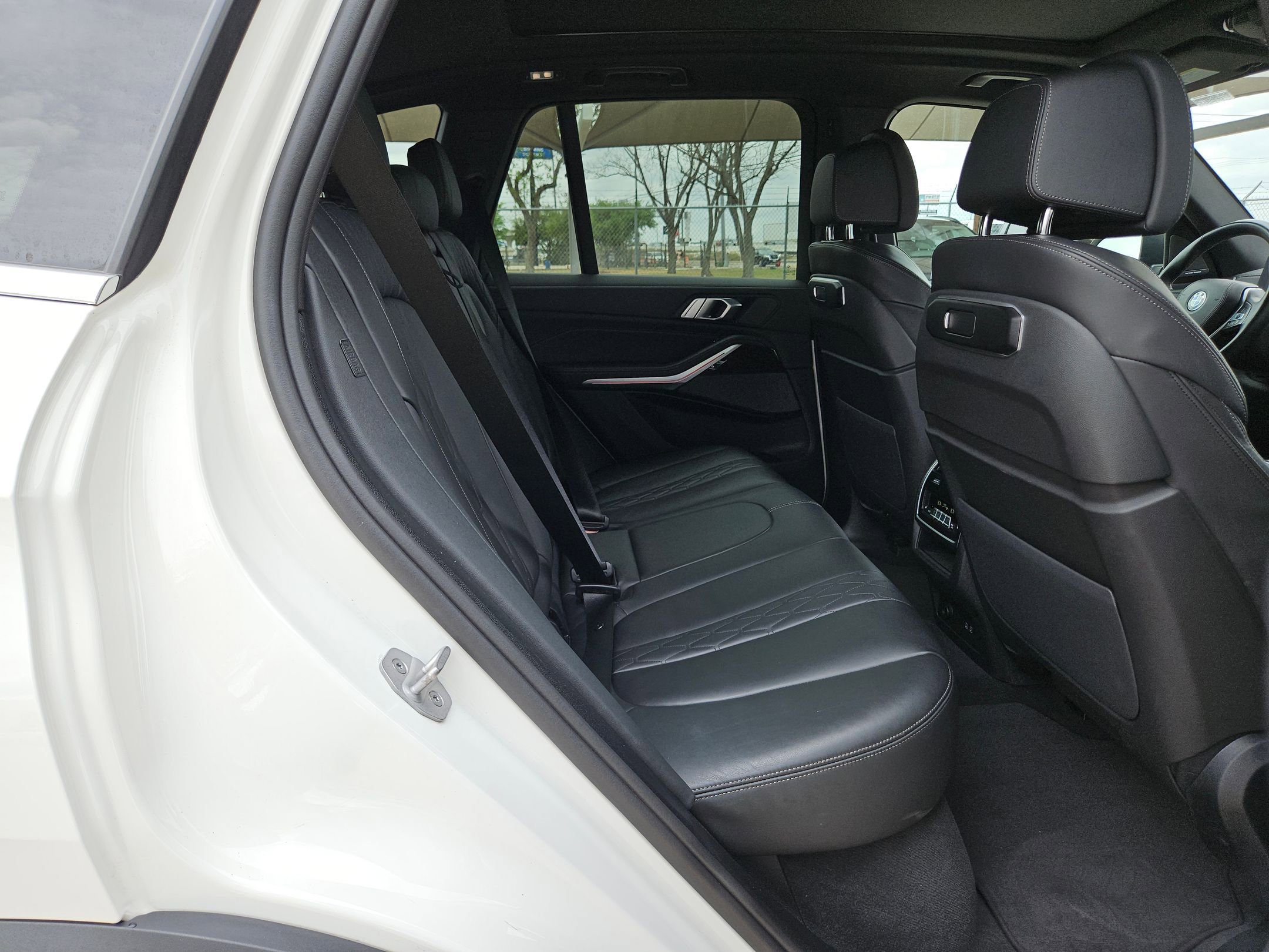 Used 2025 BMW X5 xDrive50e AWD/4WD image 25