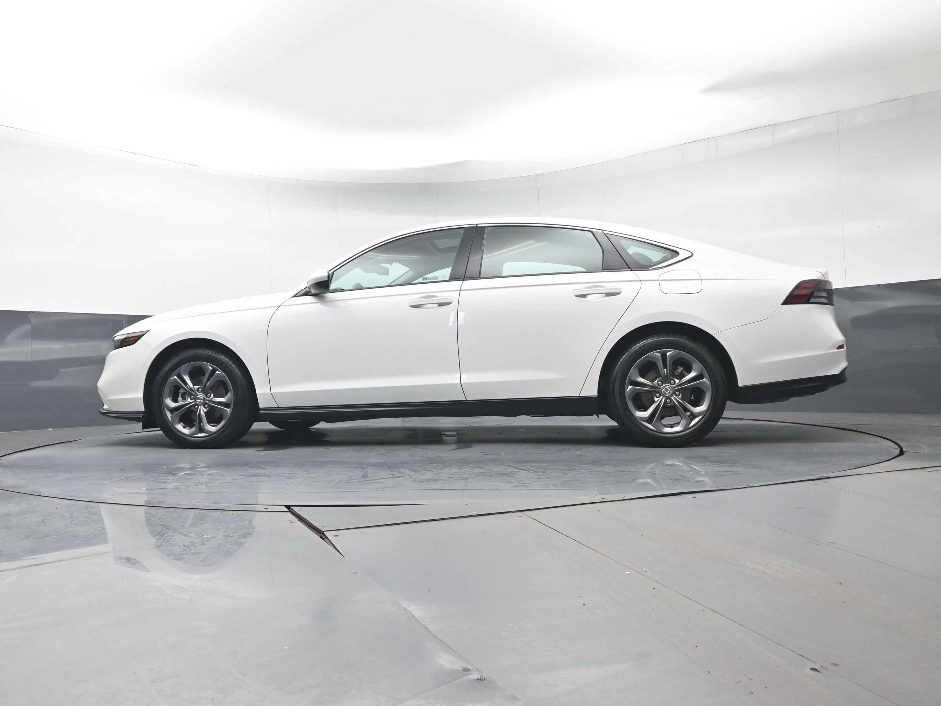 Certified 2023 Honda Accord EX image 28