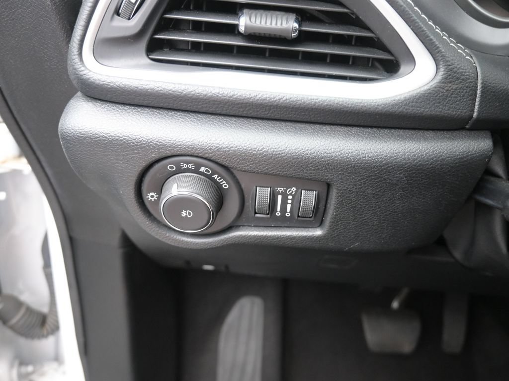 Used 2024 Chrysler Pacifica Limited FWD image 38