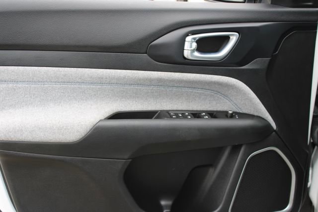 Used 2022 Jeep Compass Latitude image 11