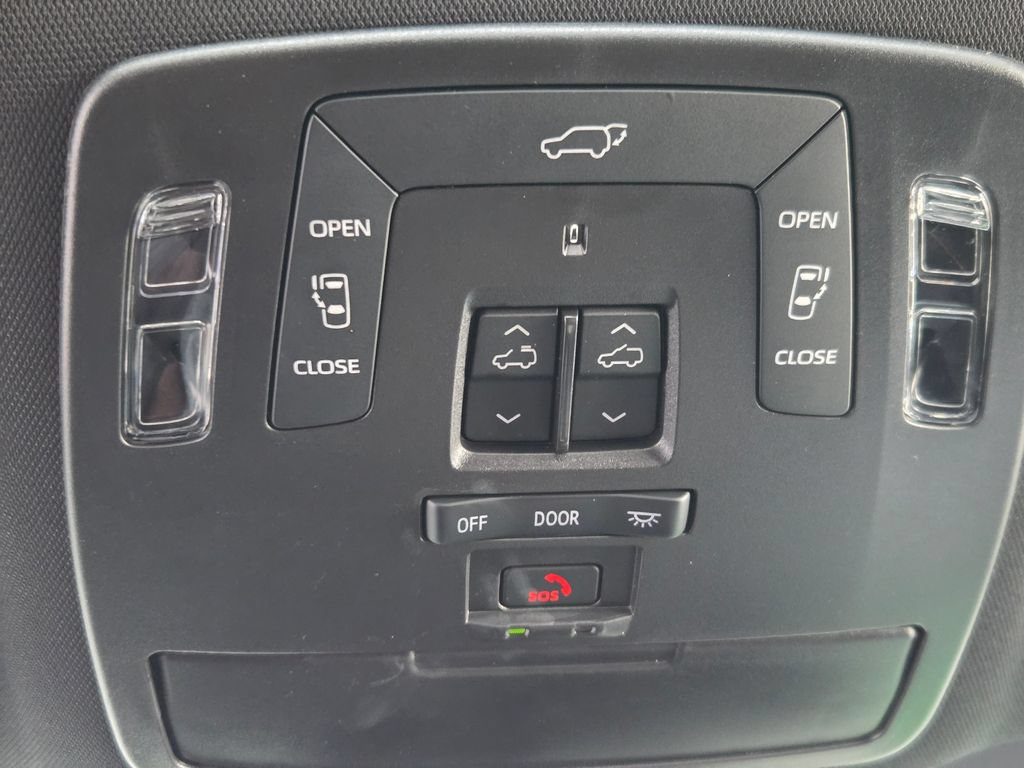 Used 2025 Toyota Sienna Platinum AWD/4WD image 20