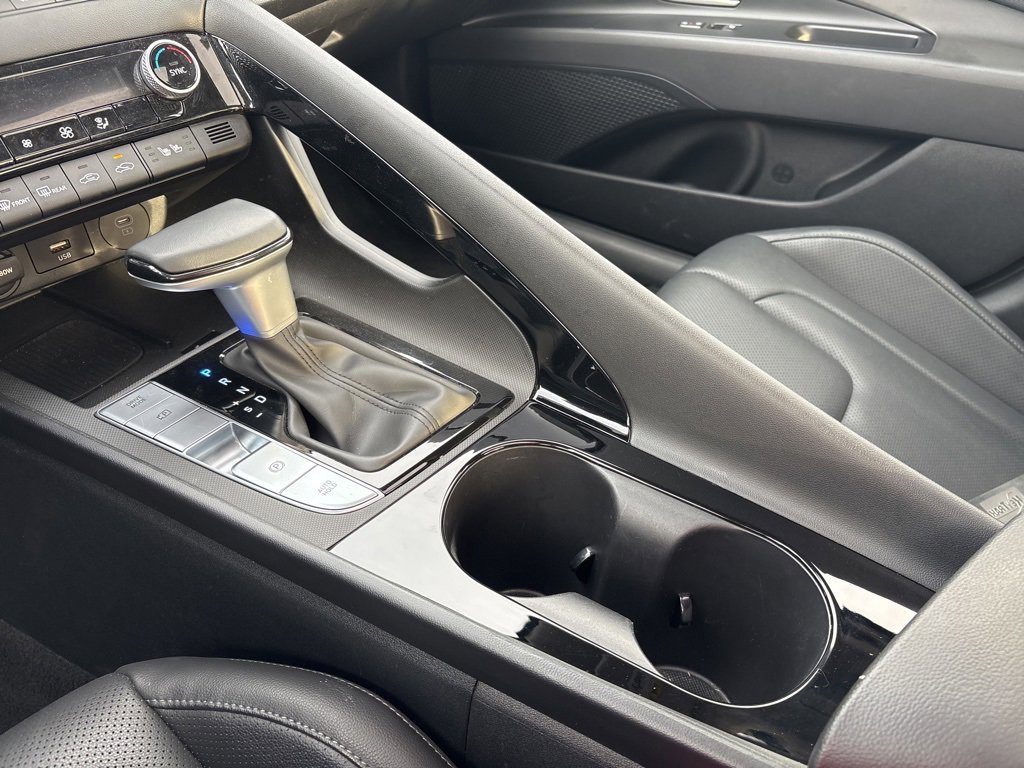 Used 2025 Hyundai Elantra Limited image 18