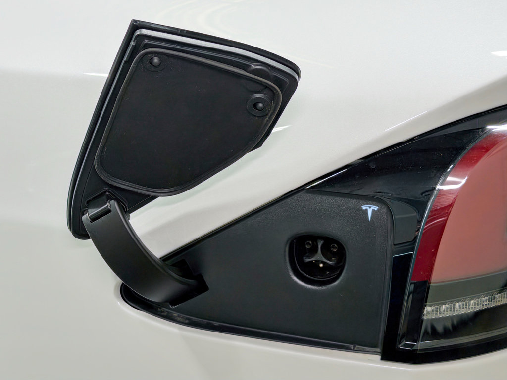 Used 2025 Tesla Model X image 5