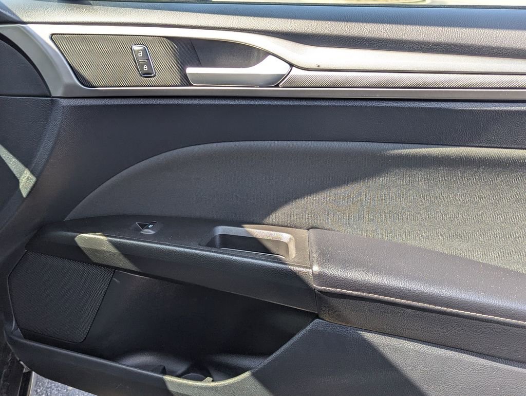 Used 2020 Ford Fusion SE image 30