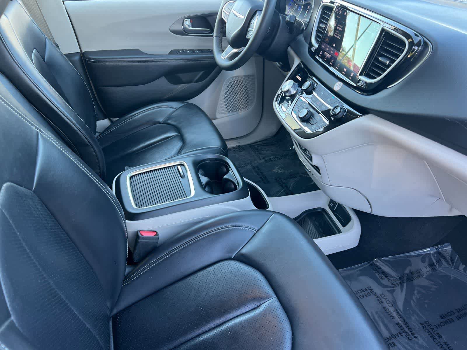 Used 2023 Chrysler Pacifica Touring-L image 18