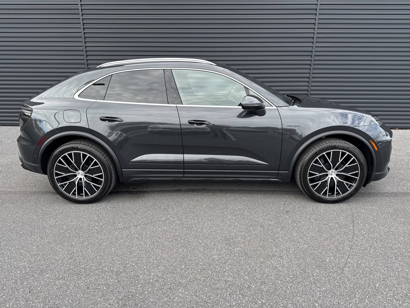 New 2025 Porsche Macan 4 Electric AWD/4WD image 11