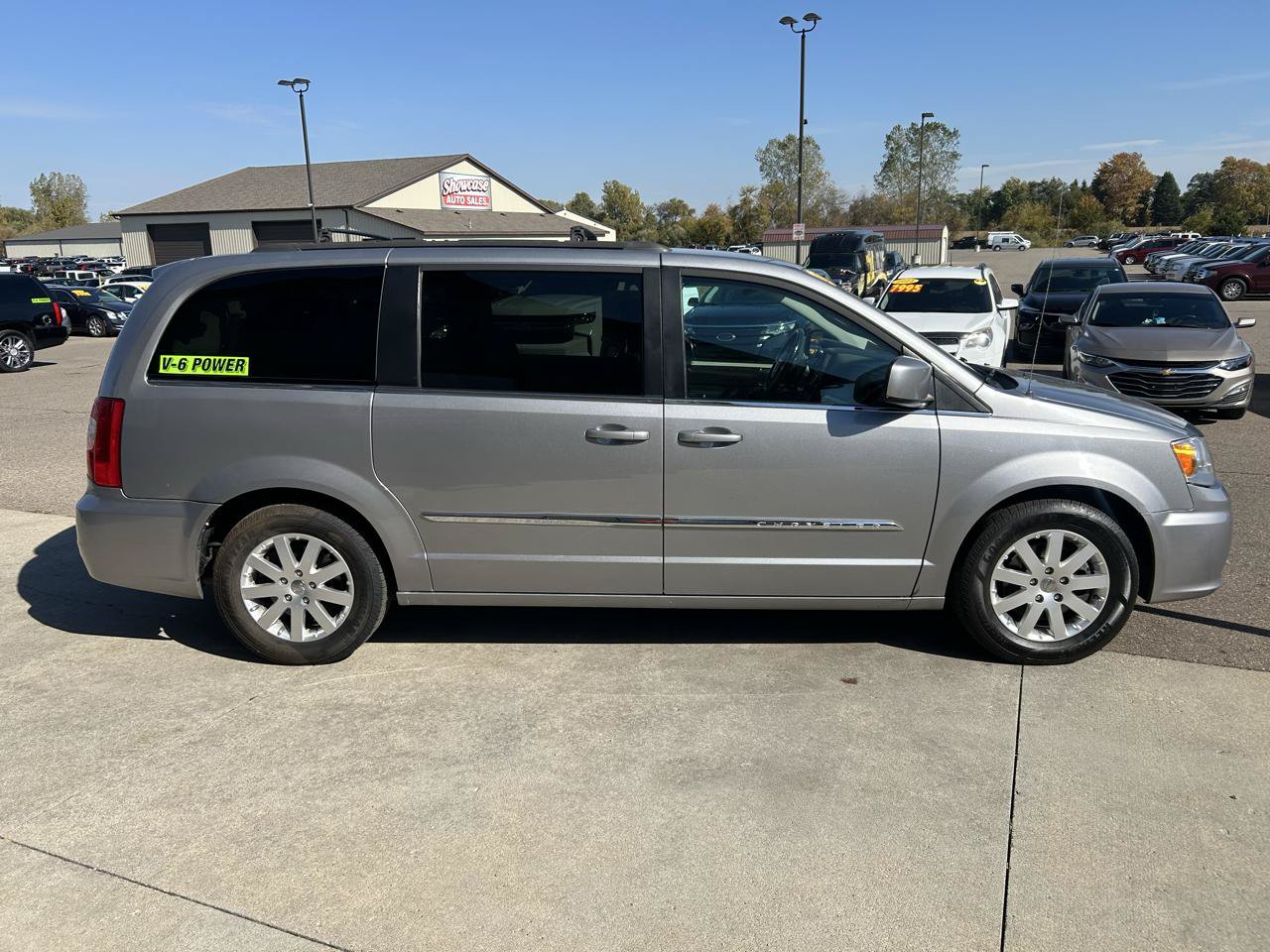 Used 2016 Chrysler Town & Country Touring FWD image 4