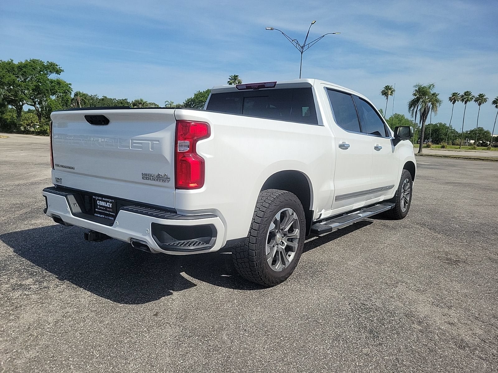 Used 2024 Chevrolet Silverado 1500 High Country w/ Technology Package AWD/4WD image 6