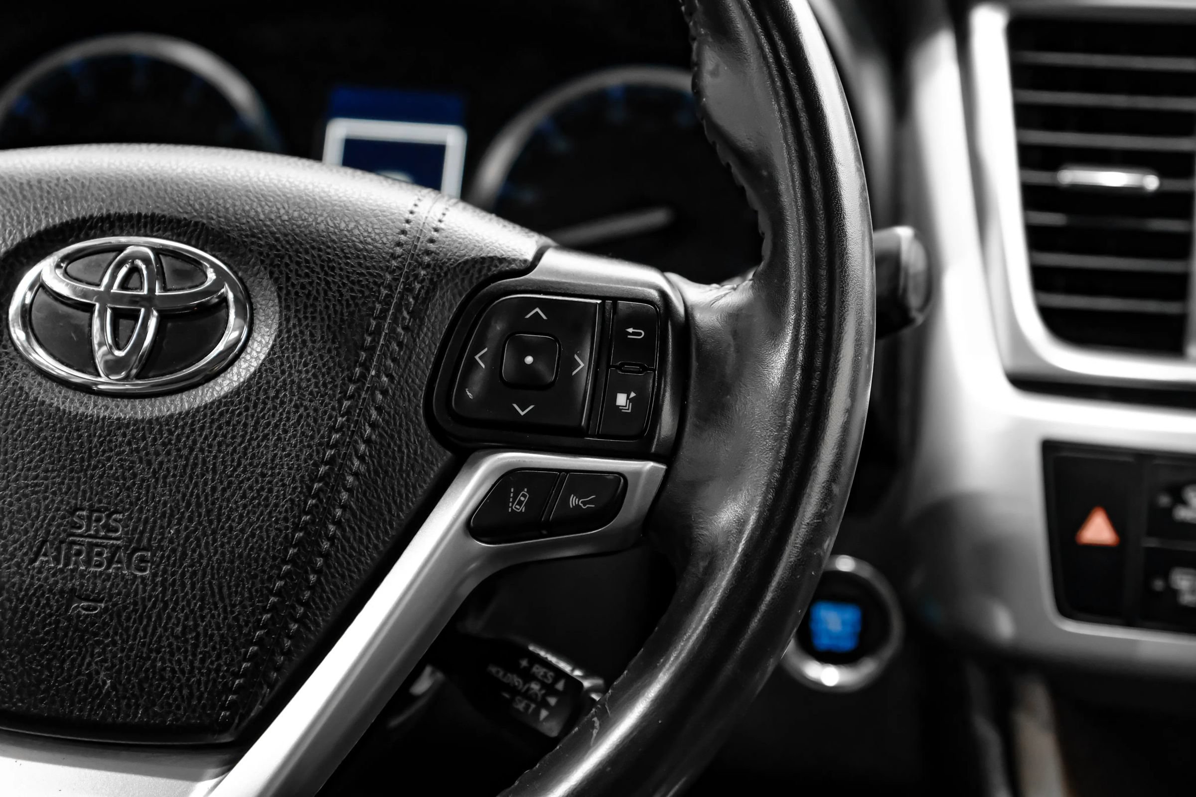 Used 2019 Toyota Highlander XLE FWD image 18