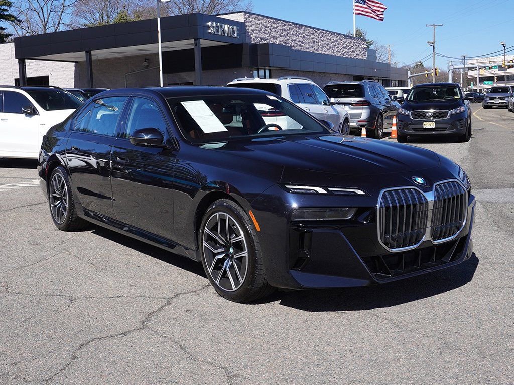 Used 2023 BMW 760i xDrive image 2