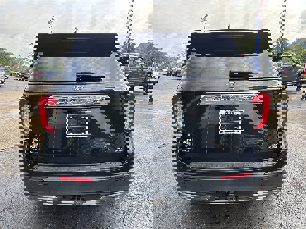 Used 2022 Ford Explorer XLT w/ Equipment Group 202A image 5