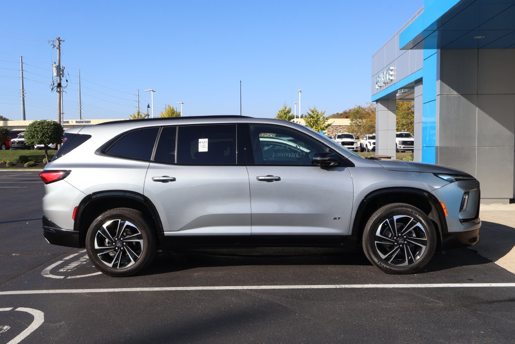 Used 2025 Buick Enclave Sport Touring w/ Power Package FWD image 3