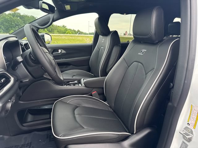 New 2027 Chrysler Pacifica Limited w/ S Appearance Package FWD image 11