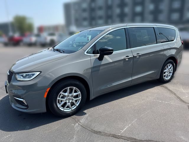 Used 2025 Chrysler Pacifica Select FWD image 1