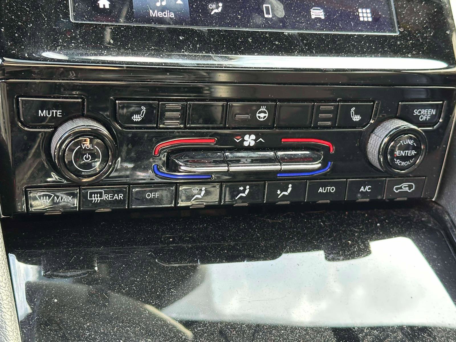 Used 2023 Jeep Grand Cherokee L Laredo image 27