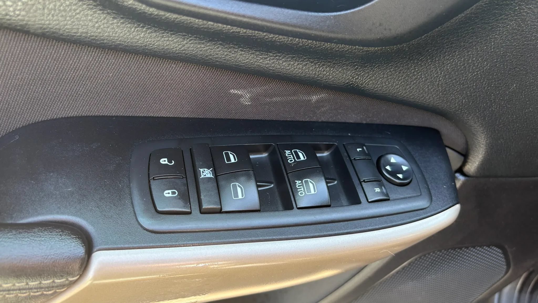 Used 2017 Jeep Cherokee Latitude w/ Cold Weather Group AWD/4WD image 16