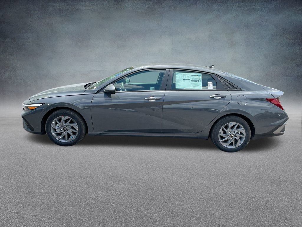 Used 2025 Hyundai Elantra Blue image 29