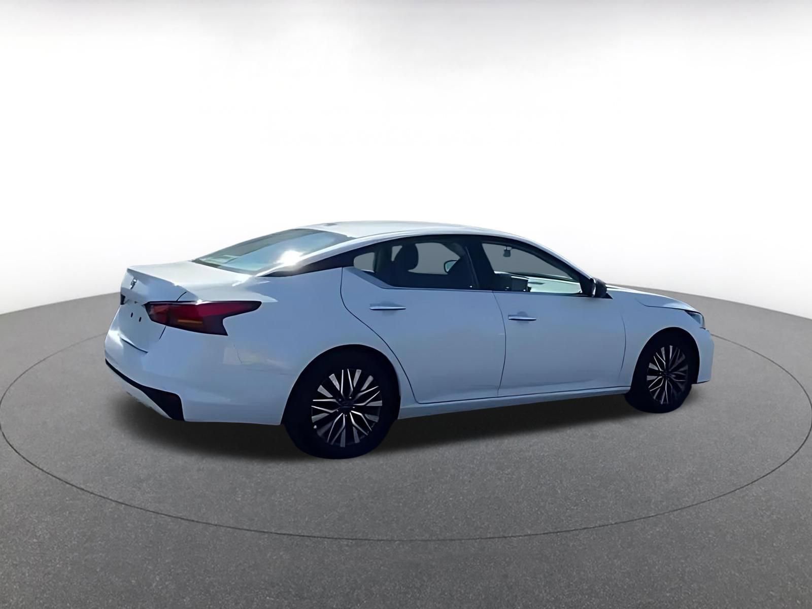 Used 2025 Nissan Altima 2.5 SV FWD image 9