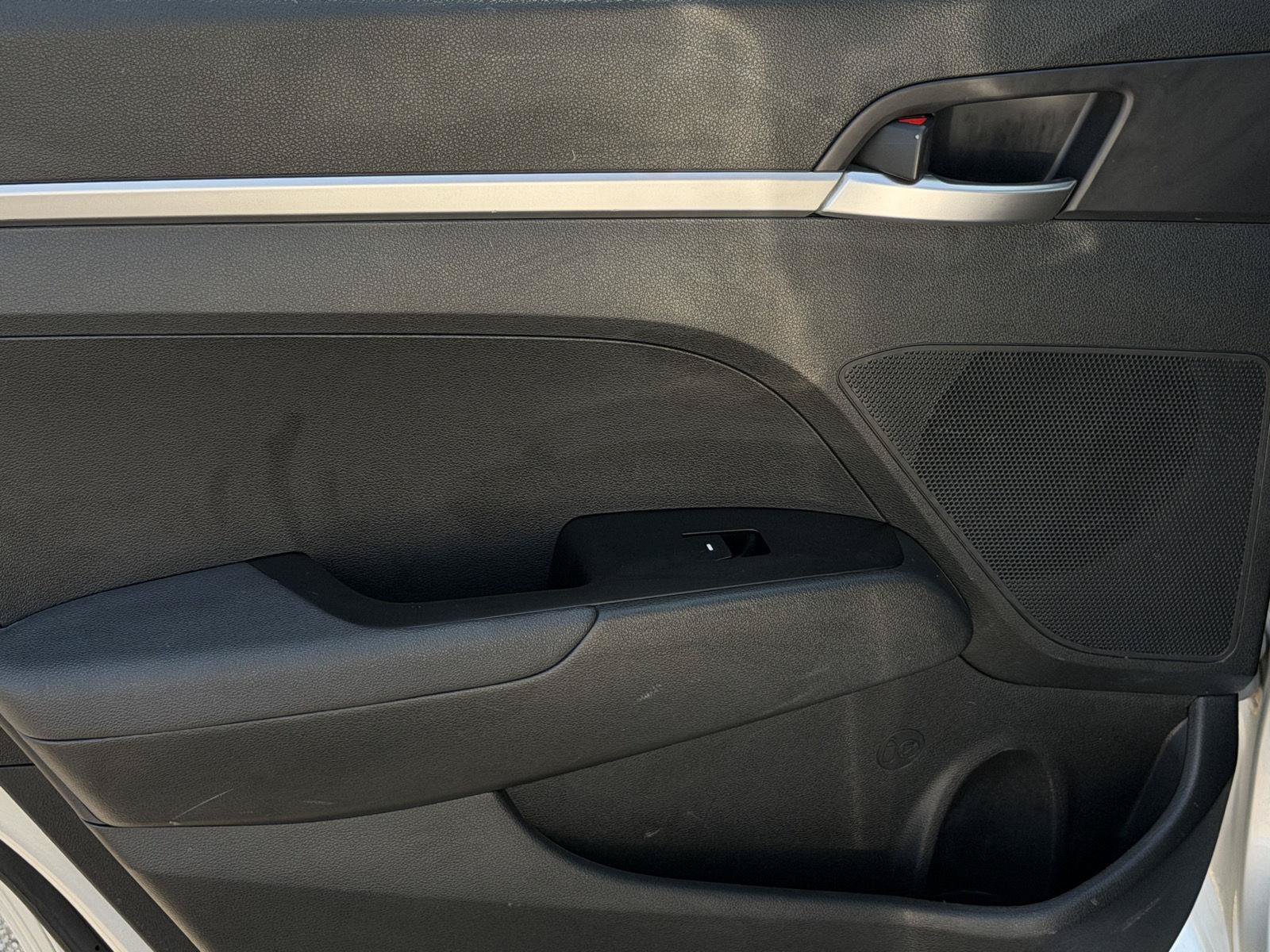 Used 2019 Hyundai Elantra SE w/ Cargo Package FWD image 8
