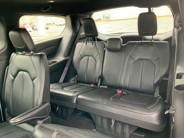 Used 2025 Chrysler Pacifica Select image 20