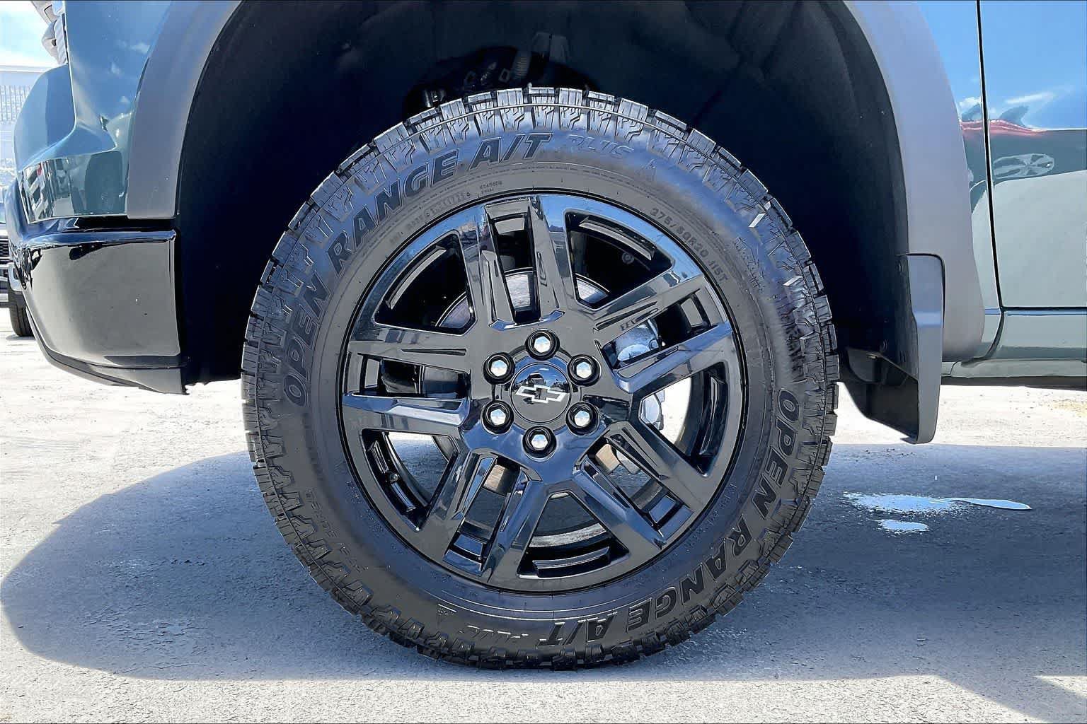 Used 2025 Chevrolet Silverado 1500 LT Trail Boss w/ Dark Appearance Package AWD/4WD image 8