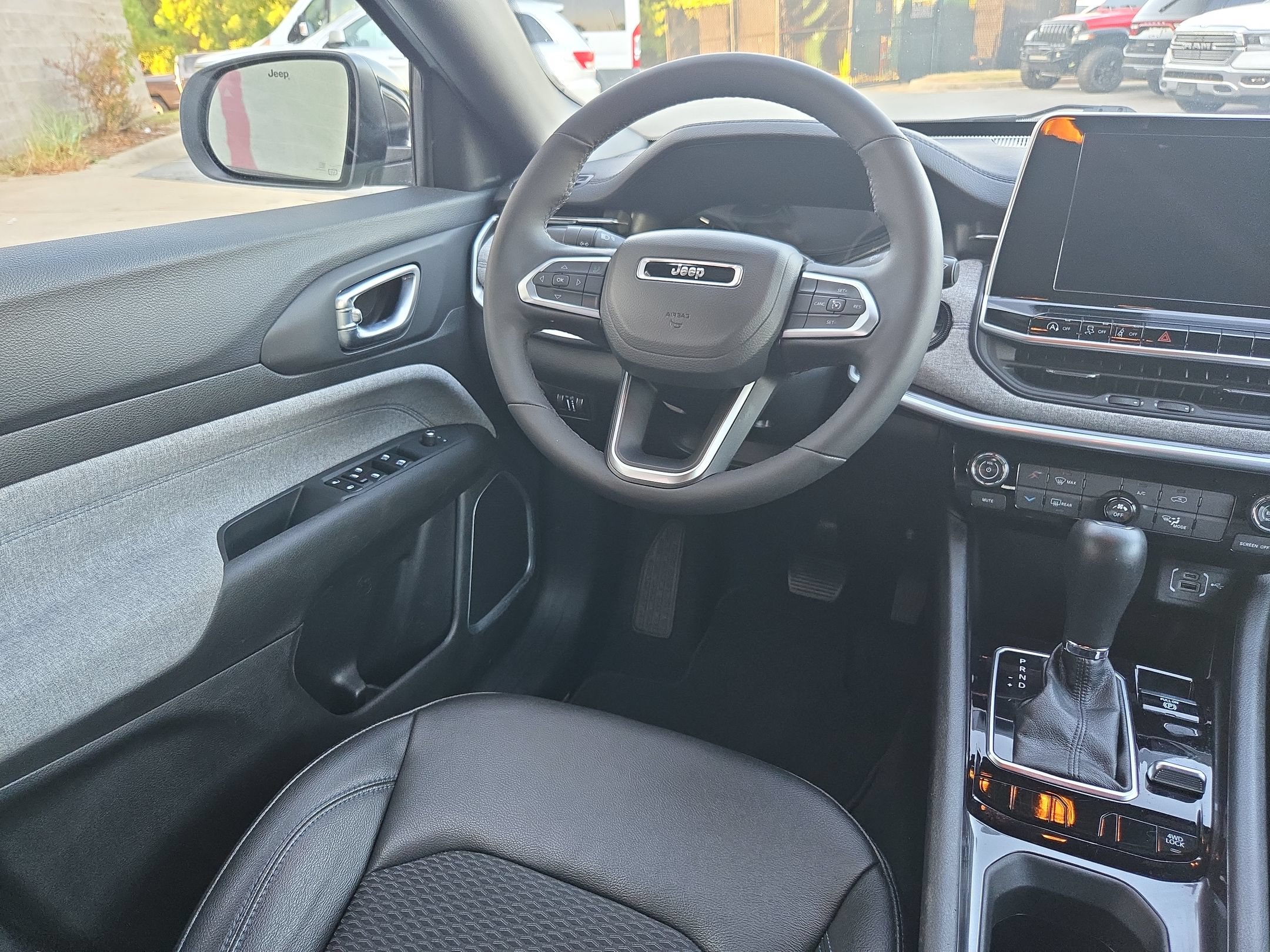 Used 2025 Jeep Compass Latitude AWD/4WD image 9
