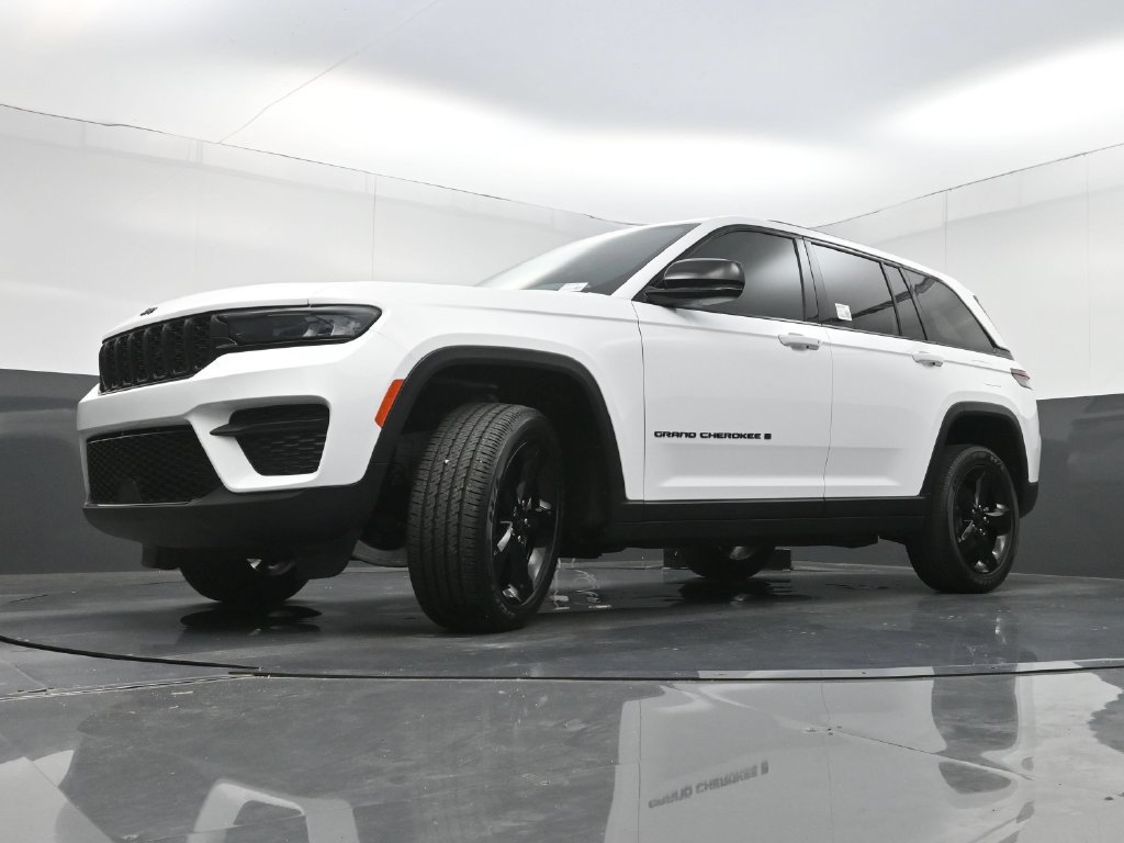 Used 2023 Jeep Grand Cherokee Altitude RWD image 28