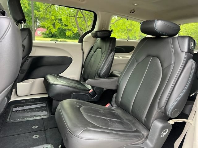 Used 2021 Chrysler Pacifica Touring-L FWD image 16