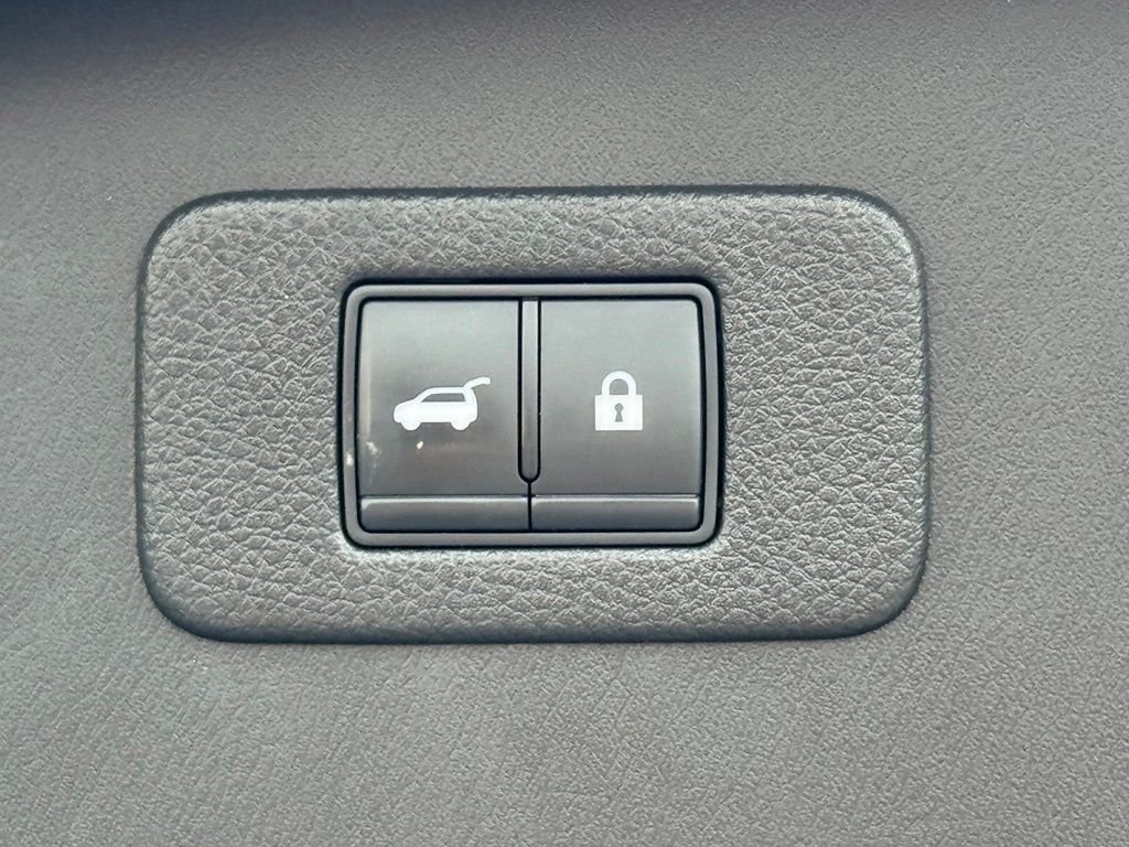 Used 2022 Nissan Armada Platinum w/ Captain's Chairs Package RWD image 43