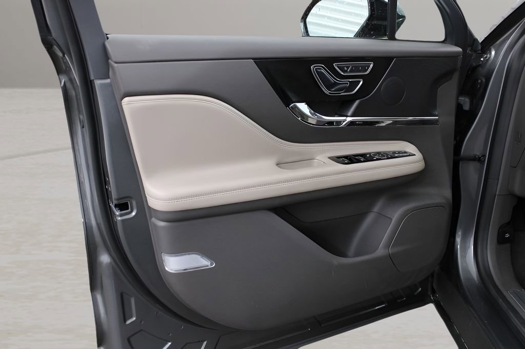 Used 2024 Lincoln Corsair Reserve w/ Equipment Group 201A image 11