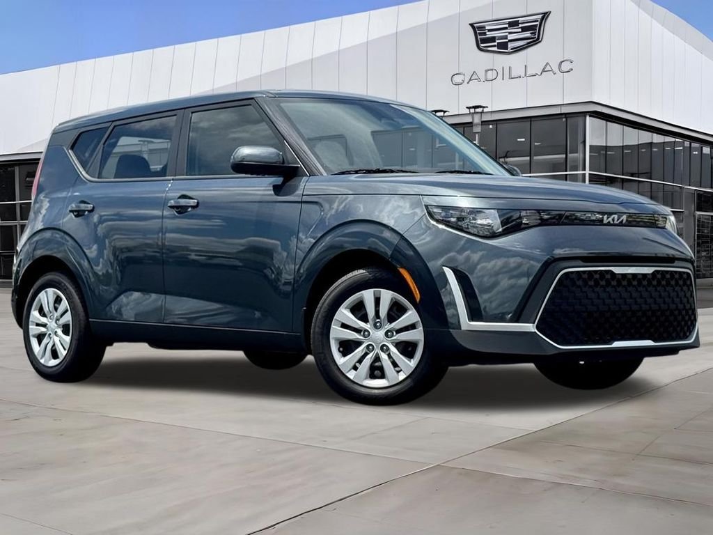 Used 2025 Kia Soul LX FWD image 2