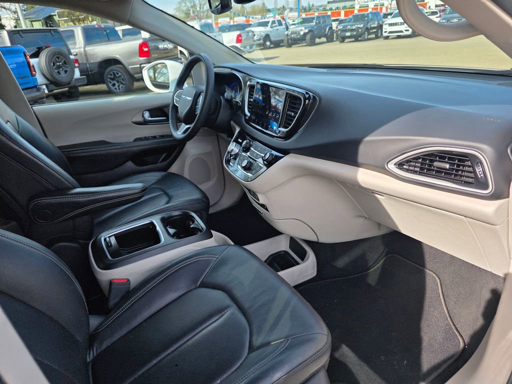 Used 2022 Chrysler Pacifica Touring-L image 27