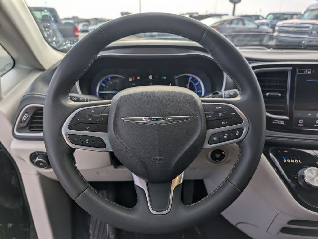 Used 2023 Chrysler Pacifica Touring-L image 25