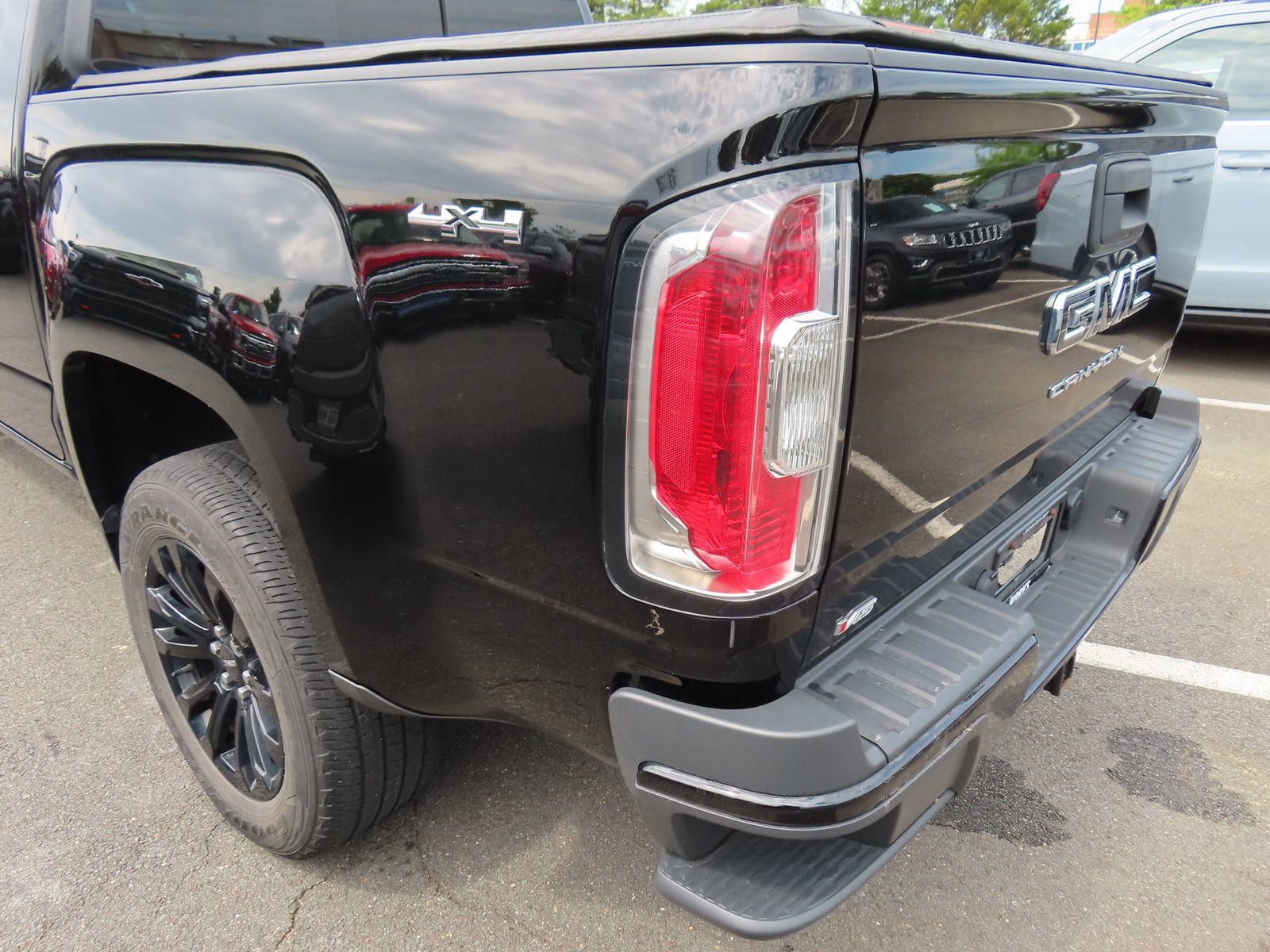 Used 2022 GMC Canyon Elevation w/ Elevation Premium Package AWD/4WD image 10