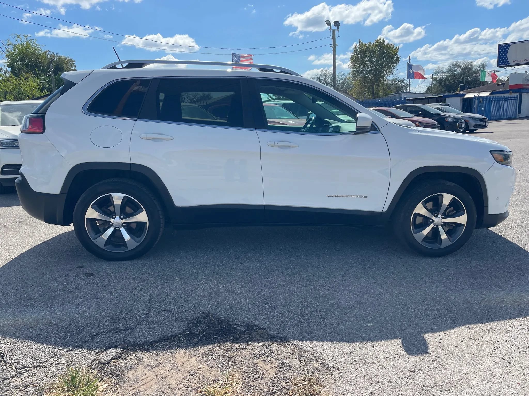 Used 2019 Jeep Cherokee Limited w/ Luxury Group FWD image 4
