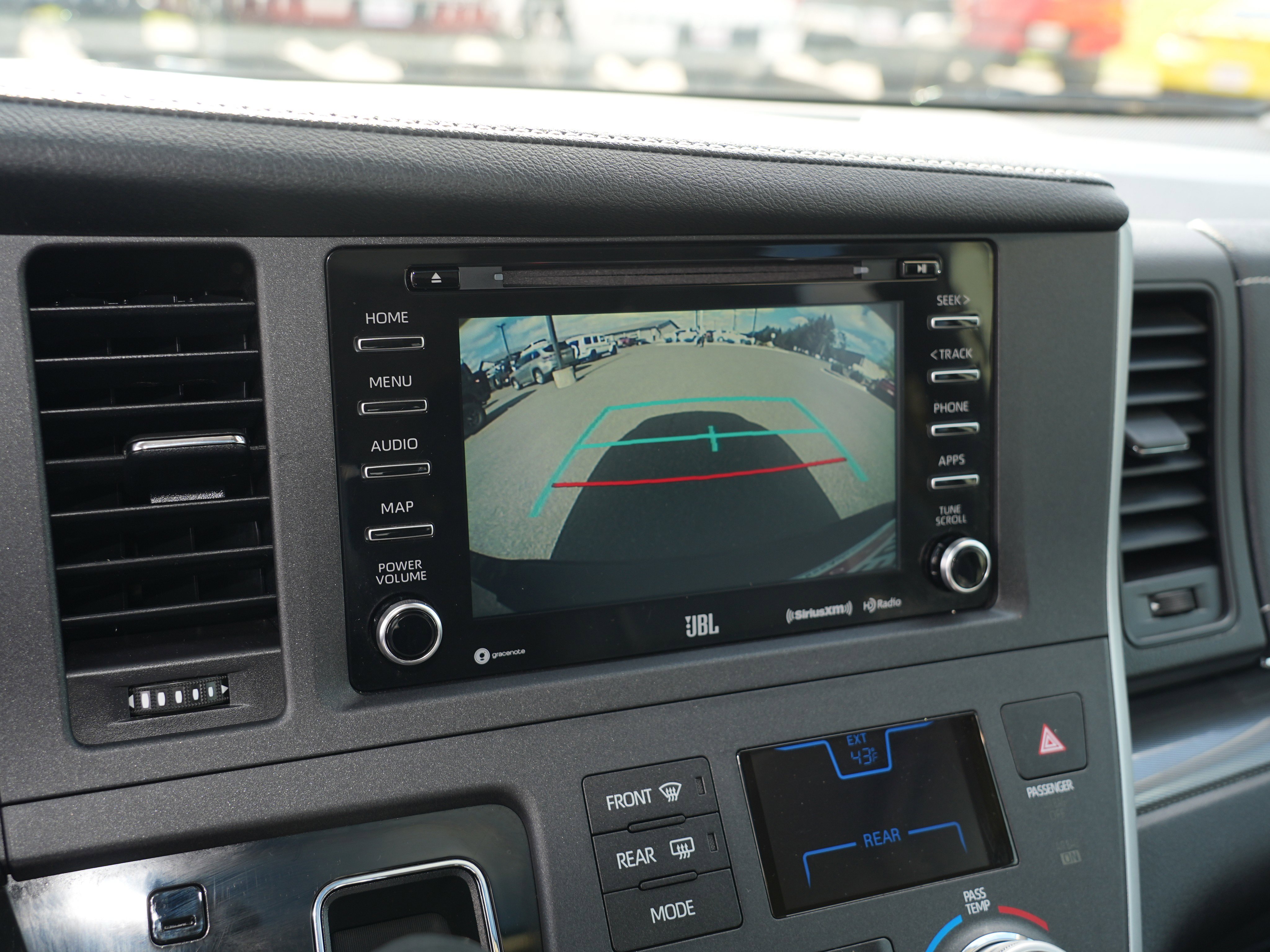 Used 2020 Toyota Sienna SE Premium w/ Nightshade Edition FWD image 30