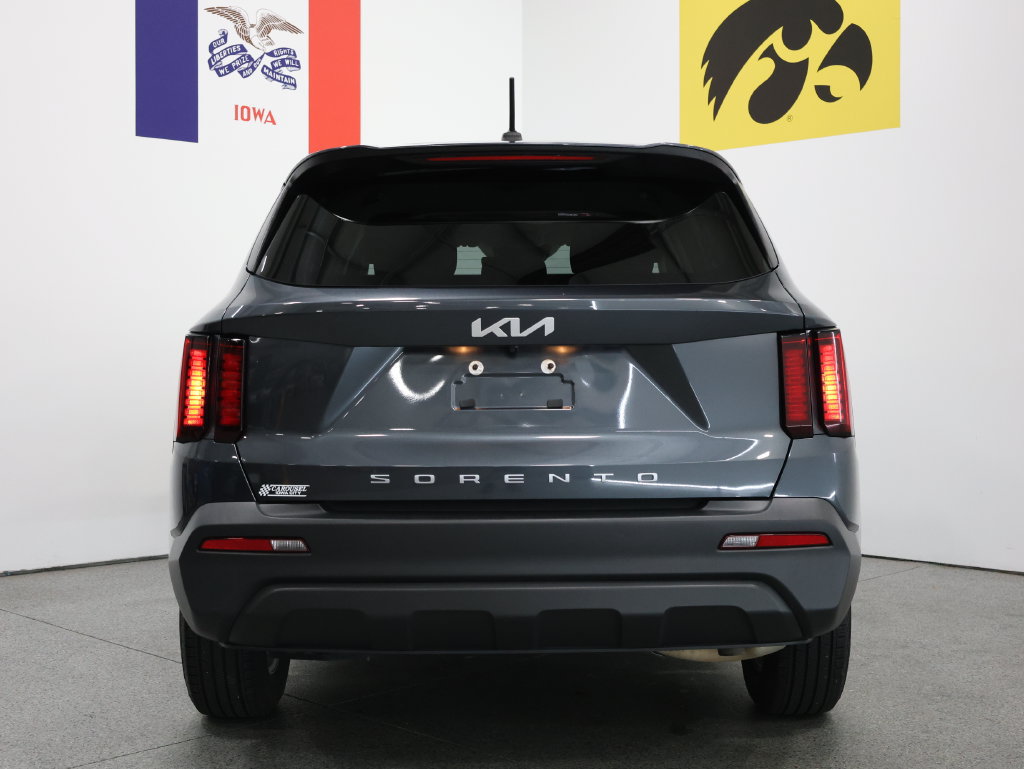 Used 2022 Kia Sorento LX FWD image 11