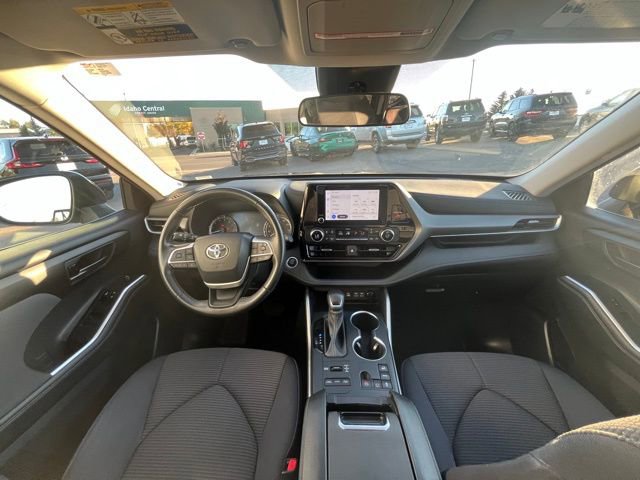 Used 2024 Toyota Highlander LE AWD/4WD image 32