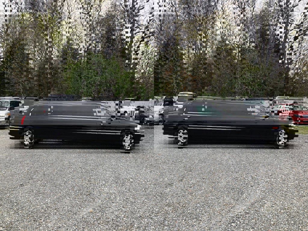 Used 2011 Lincoln Town Car Executive image 8