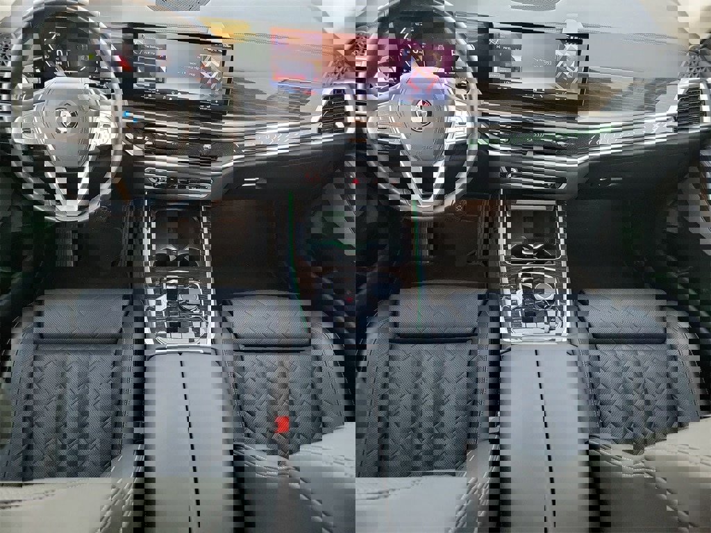 Used 2024 BMW X7 xDrive40i image 14