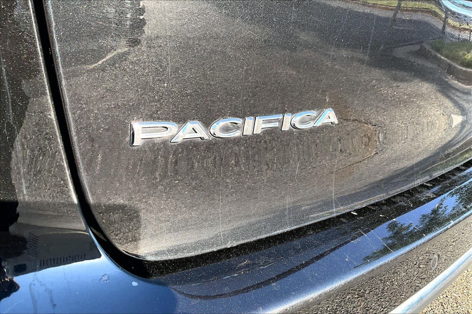 Used 2023 Chrysler Pacifica Touring-L FWD image 10