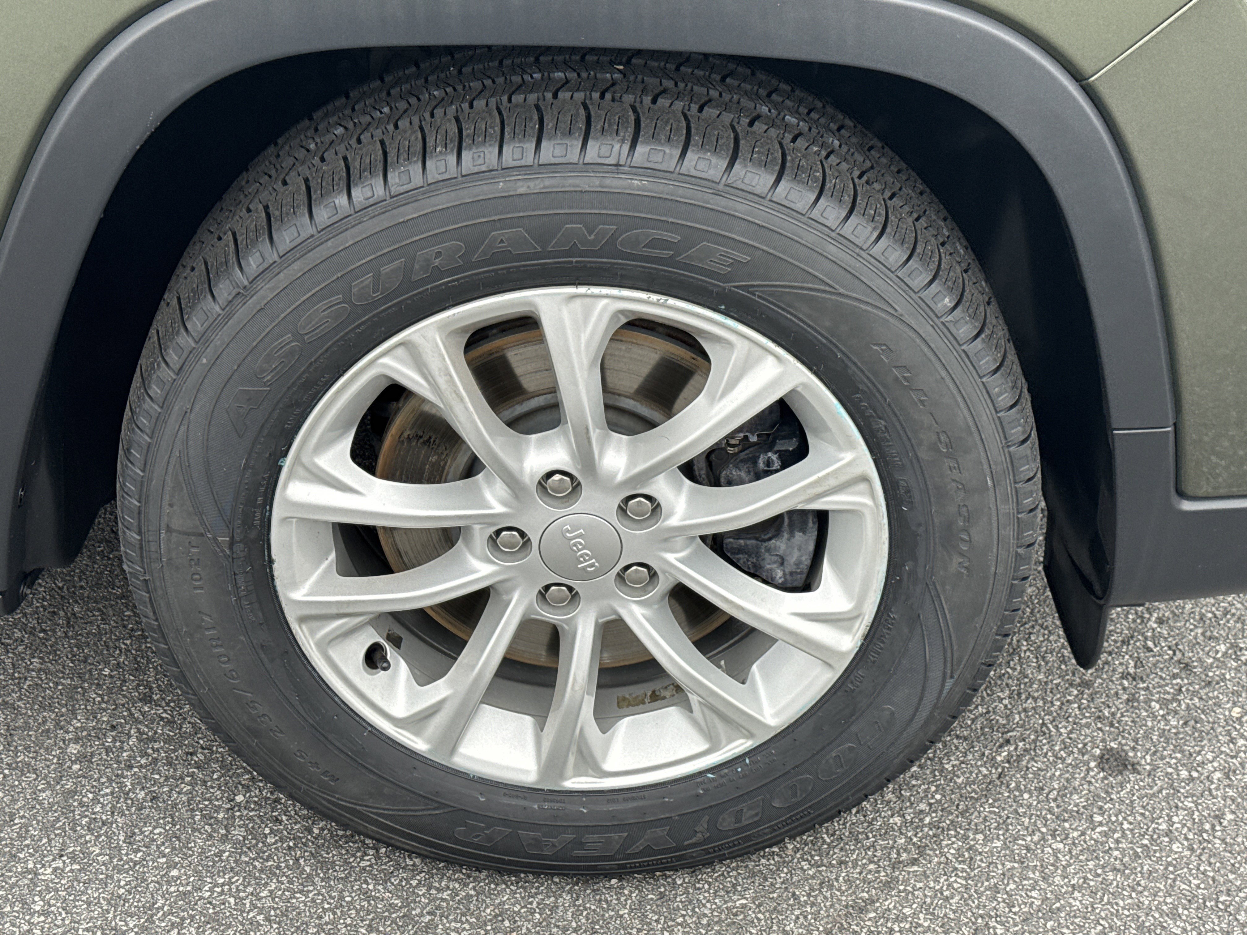 Used 2019 Jeep Cherokee Latitude w/ Popular Appearance Group image 14