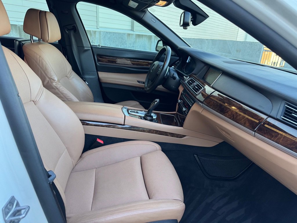 Used 2015 BMW 750Li xDrive image 36