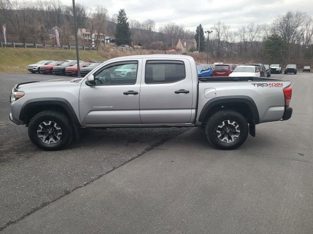 Used 2017 Toyota Tacoma TRD Off-Road image 2