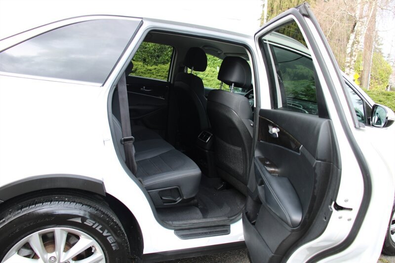 Used 2017 Kia Sorento LX w/ LX Convenience Package image 6