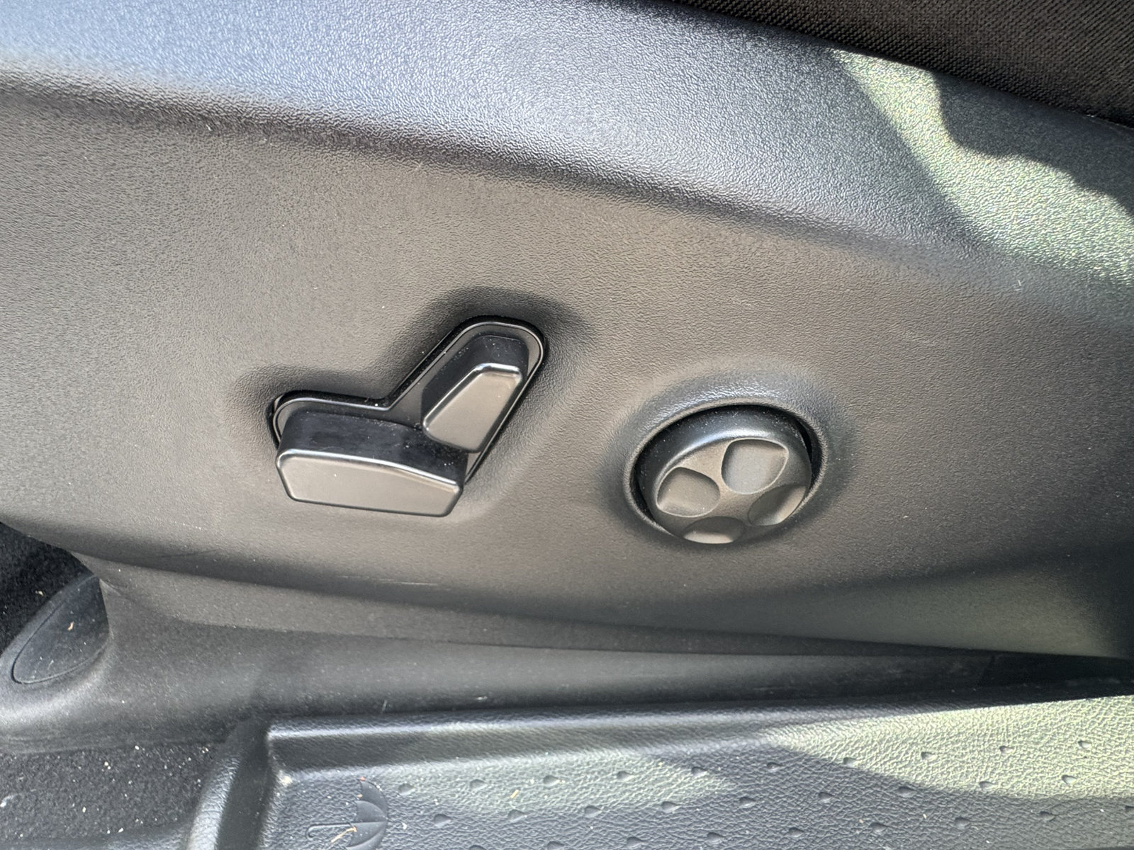 Used 2025 Chrysler Pacifica Limited FWD image 11