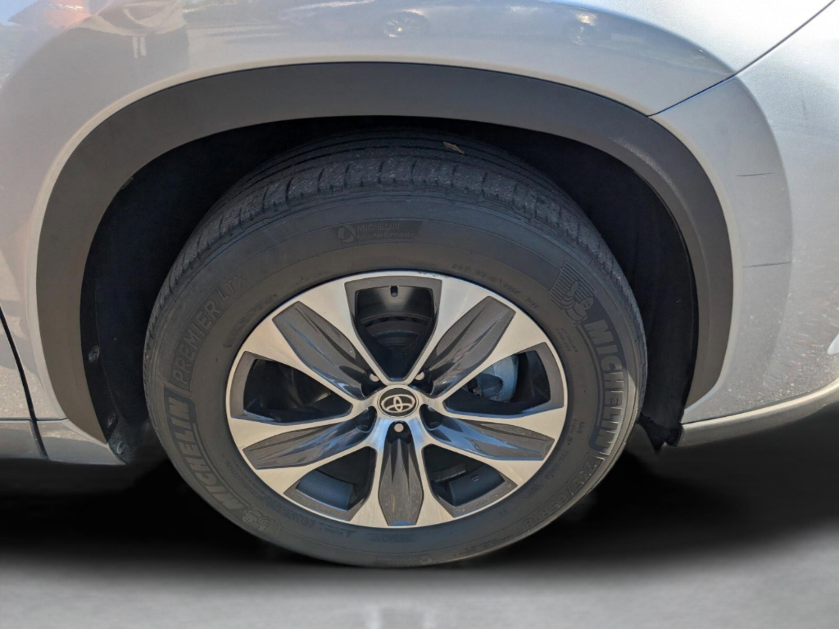 Used 2021 Toyota Highlander XLE FWD image 29